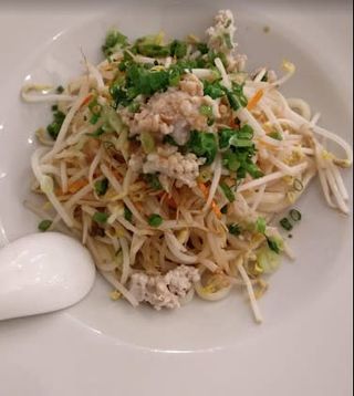 Spaghetti di riso con anatra e verdure miste