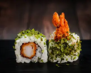 R13. Maki Dragón (Tempura De Langostino) (8 pzs.)