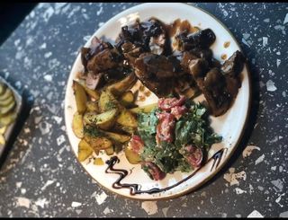 Свинско бон филе със сос Демиглас и запечени картофки (400г)