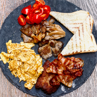 English breakfast - uova strapazzate, toast con burro, wurstel, pomodori e fagioli cannellini