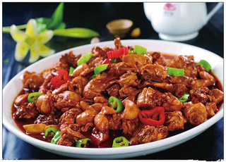 100. Pollo saltato con patate e salsa piccante