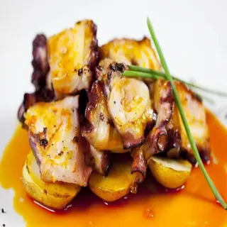 Brocheta de pulpo y vieira con patata panadera