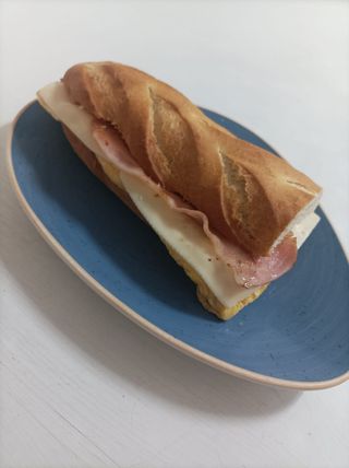 Bocadillo de tortilla con bacon y queso