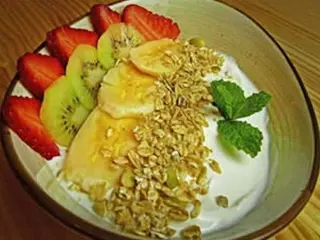 Yogurt Griego, Cereales, Miel y Fruta Natural