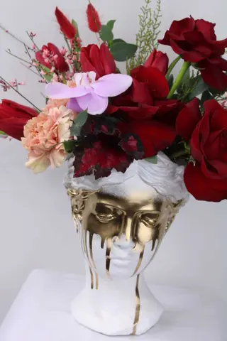 Aranjament Floral in Vaza Venus Golden tears cu flori roşii şi roz