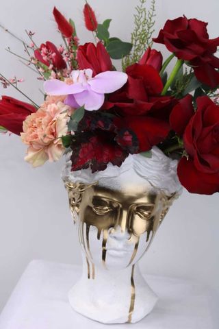 Aranjament Floral in Vaza Venus Golden tears cu flori roşii şi roz