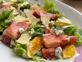 САЛАТ ЗІ СМАЖЕНИМ ПРОШУТО ТА АПЕЛЬСИНОМ (240g)