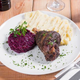 Ciolan de miel cu varză rosie și piure de cartofi