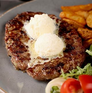 Pljeskavica na kajmaku, pomfrit, salata i hljeb