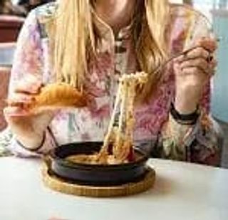 Provolone A La Parrilla Con Salsa Mexicana Y Pan De Ajo