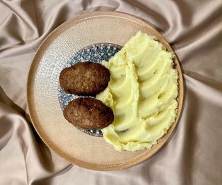 საქონლის კოტლეტი 2 ცალი გარნირით