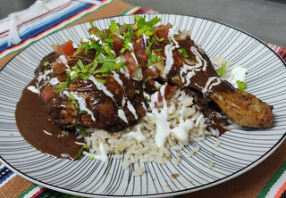 Pollo Con Salsa De Chocolate Y Arroz