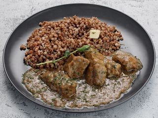 Gulasz z kaszą gryczaną Гречана каша з мʼясною підливою (460g)