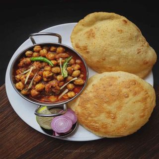 BHATURE ( CHOLE ) ( CUBIERTA con curry de garbanzos ) 