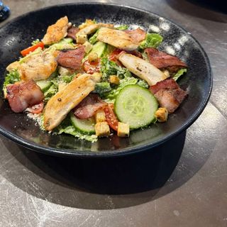 Cezar z kurczakiem i bekonem