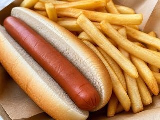 Hot dog con wurstel e patatine