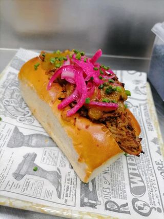 BOLLY K.O DE PULLED BEEF CON SALSA GAUCHA Y CEBOLLA CRISPY