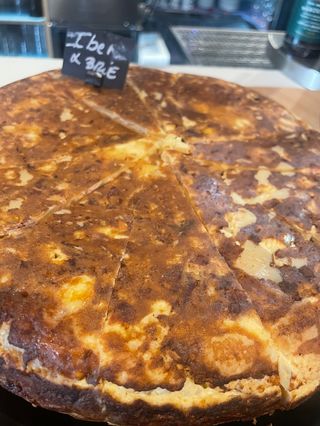 Porción de Tortilla de patata con Jamón Ibérico y queso Brie