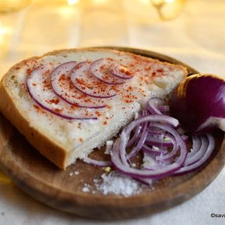 Pită cu unsoare și ceapă roșie