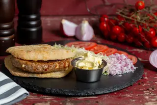 Juneća gurmanska pljeskavica u somunu 350g