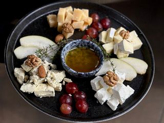 Палітра благородних сирів з медом та горіхами (300/50г)