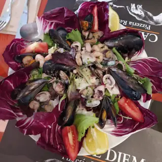 Ensalada de mar con pulpo, calamares y gambas 