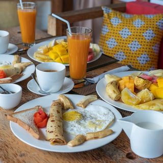 Menú Txantrea, Desayuno y Merienda:  Croissant Relleno +  Zumo Naranja Vaso (8oz), + Bebida Caliente o Fría + Dulce