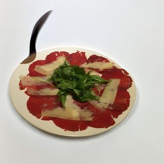 Carpaccio de ternera con parmesano y rucula.