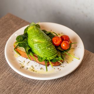 Tosta con aguacate y tomate