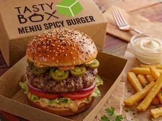 Meniu Spicy Burger servit cu cartofi prajiti si sos de maioneza