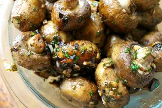 Запеченные шампиньоны с сыром и зеленью