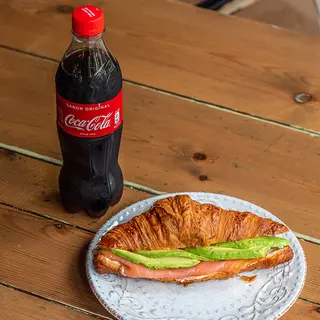 Croissant de salmón noruego, queso crema y aguacate + Coca Cola