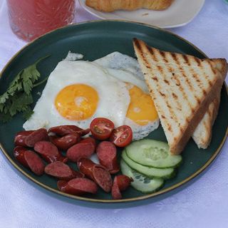 Глазунья с охотничьими колбасками