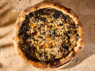 Pizza Tartufata Con Mozzarella Fior Di Latte