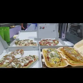 BOCAPIZA 2 PARTES (yor y queso )+ papas y lata.