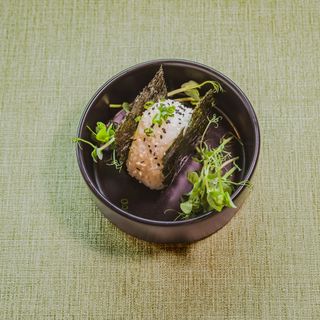 Onigiri awokado, ogórek (1szt.)