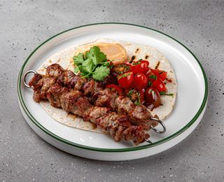 Frigărui de porc cu lavaș și salată