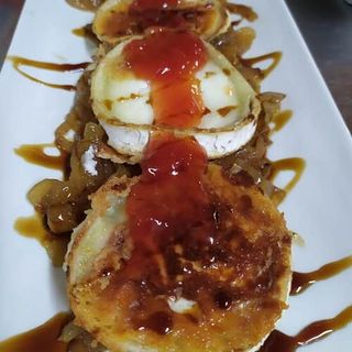 Tosta De Queso De Cabra Con Cebolla Caramelizada