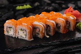 Сливочный ролл с креветками и икрой 