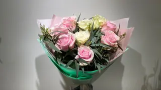 თეთრი და ვარდისფერი ჰოლანდიური ვარდები ევკალიპტთან ერთად