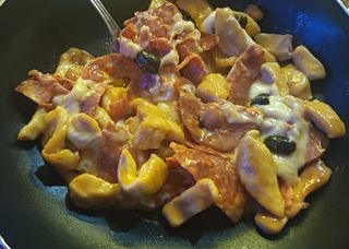 Tochetti di pollo, panna, cotto e olive