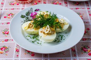 Яйца фаршированные по-рижски