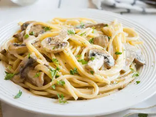 Spaghetti Alfredo con champiñones y pollo