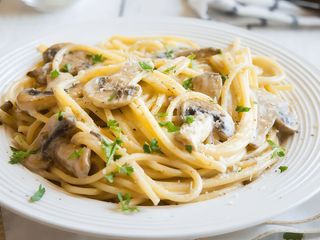 Spaghetti Alfredo con champiñones y pollo