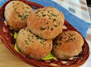 Пълнозърнесто хлебче с масло