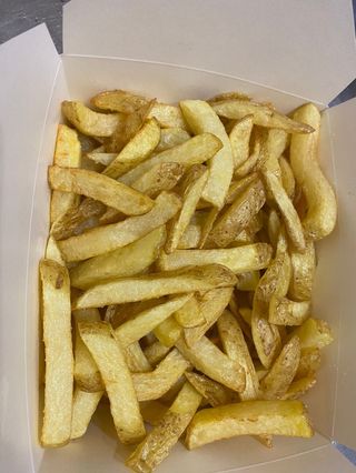 Patatine fritte grandi con la buccia freschi 