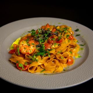 Tagliatelle cu creveți și zuchini