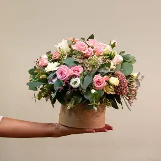 Sombrerera de flores variadas de temporada