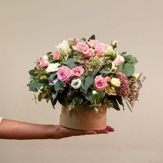 Sombrerera de flores variadas de temporada