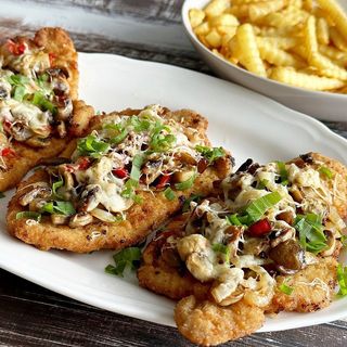 Schab po zbójnicku,ser,pieczarki,cebula,ziemniaki,surówka,zupa